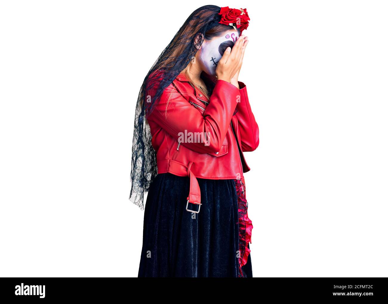 Donna che indossa giorno del costume morto su sfondo con espressione triste che copre faccia con le mani mentre piange. Concetto di depressione. Foto Stock