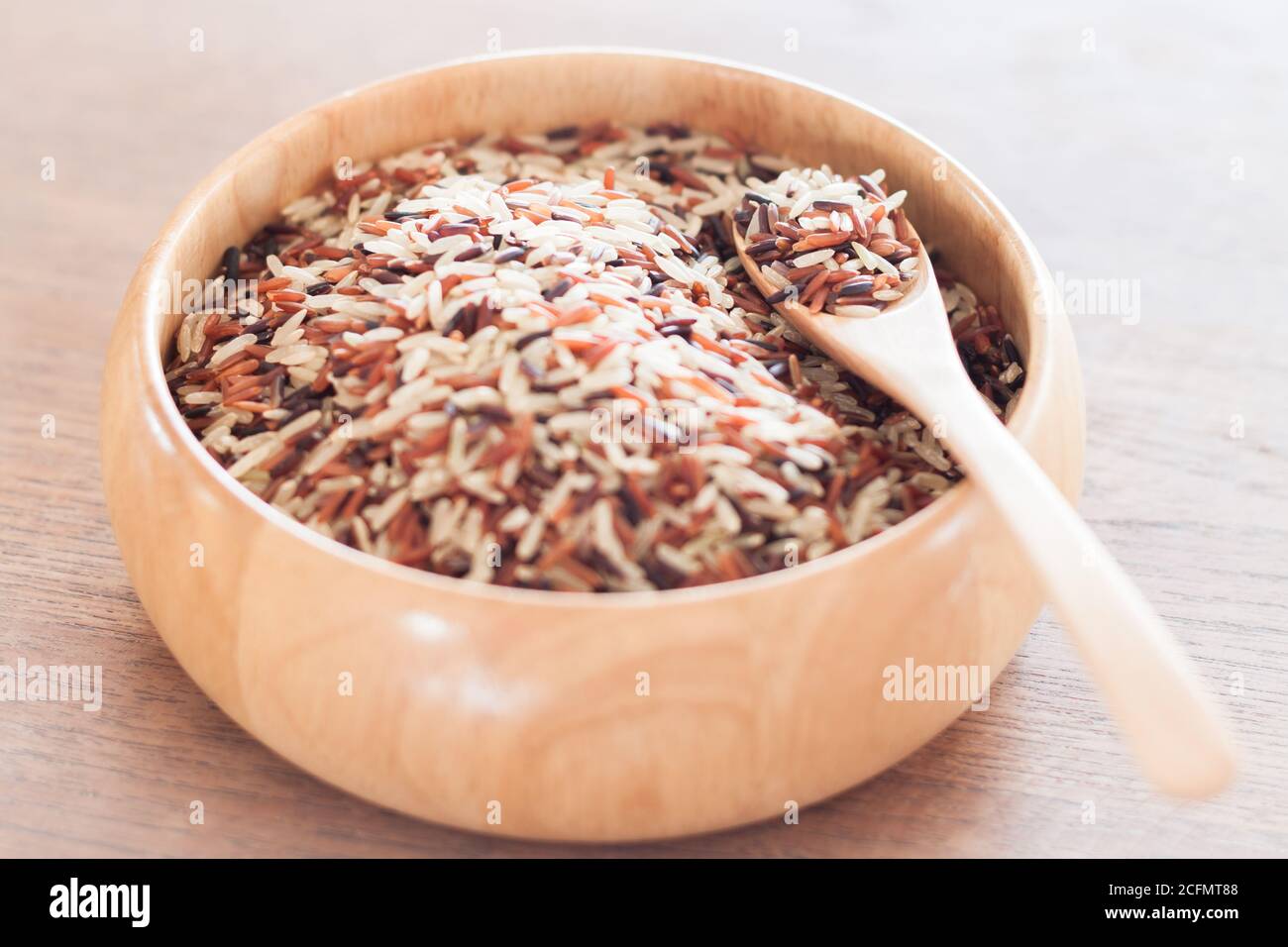 Secchi organici Multi chicco di riso nel recipiente di legno, stock photo Foto Stock