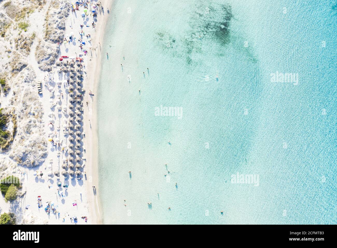 Vista dall'alto, splendida vista aerea della spiaggia di Grande Pevero con  ombrelloni e persone che nuotano in acque turchesi e limpide. Sardegna,  Italia Foto stock - Alamy