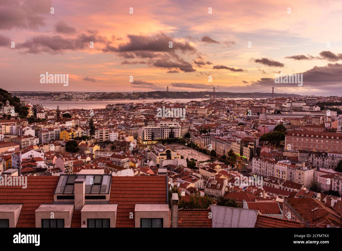 Splendida vista sugli edifici storici della città nel centro di Lisbona, Portogallo Foto Stock