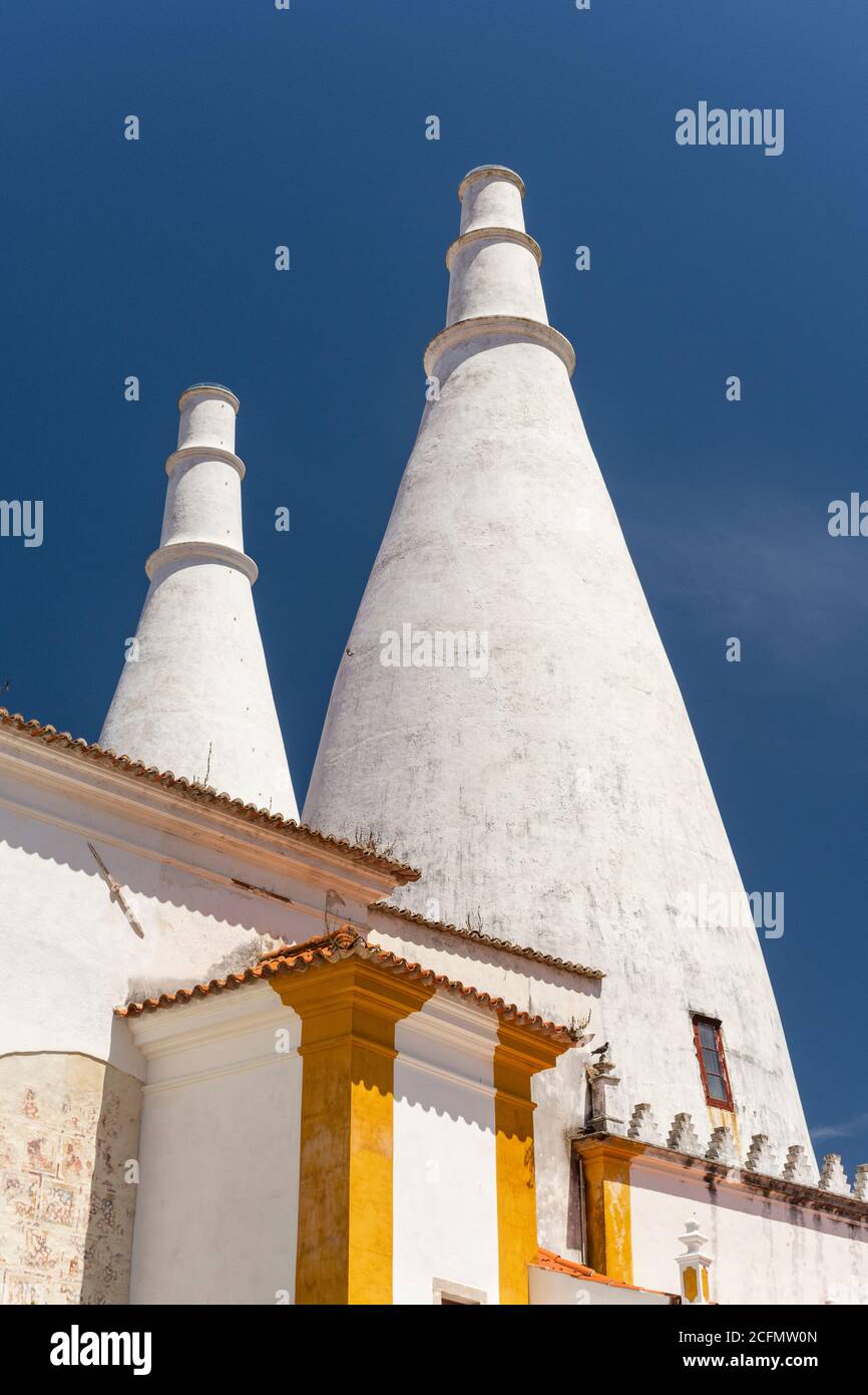 Splendida vista sul vecchio storico Palazzo Nazionale di Sintra con torri gemelle bianche, Portogallo Foto Stock