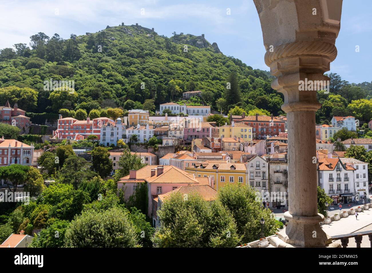 Splendida vista sugli edifici storici e sul castello sulla collina verde nel centro di Sintra, vicino a Lisbona, Portogallo Foto Stock