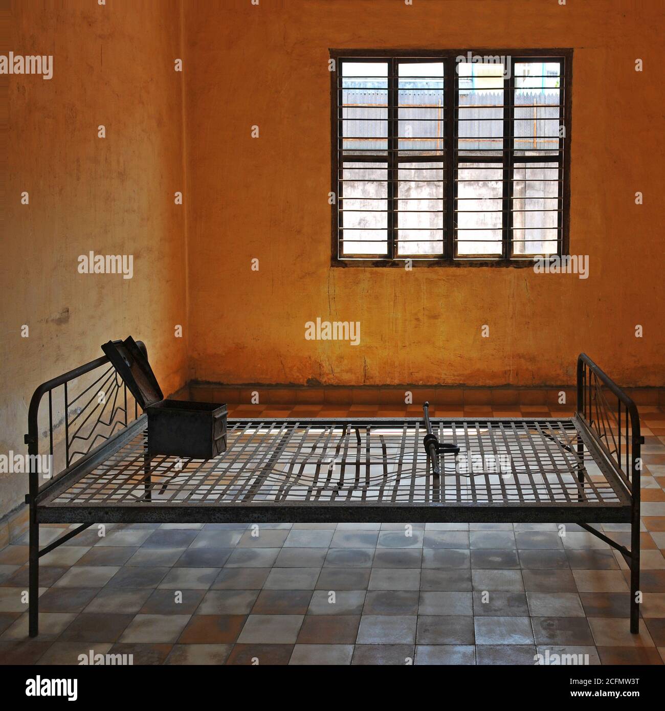 Interno di una stanza di tortura in Tuol Sleng, conosciuto anche come S 21 ai tempi dei Khmer Rossi, Phnom Penh, Cambogia. Foto Stock