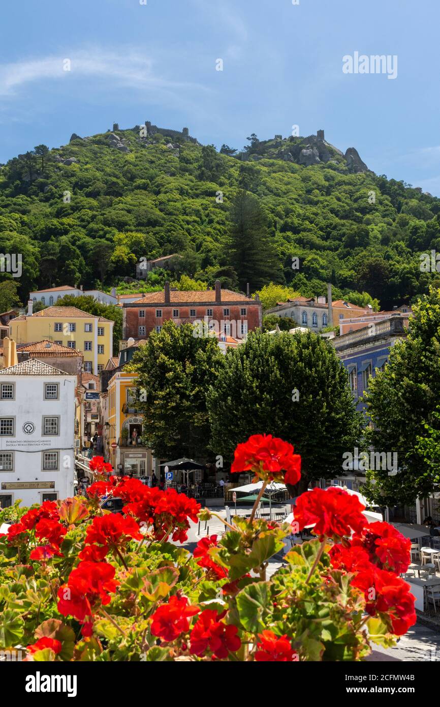 Splendida vista sugli edifici storici e sul castello sulla collina verde nel centro di Sintra, vicino a Lisbona, Portogallo Foto Stock