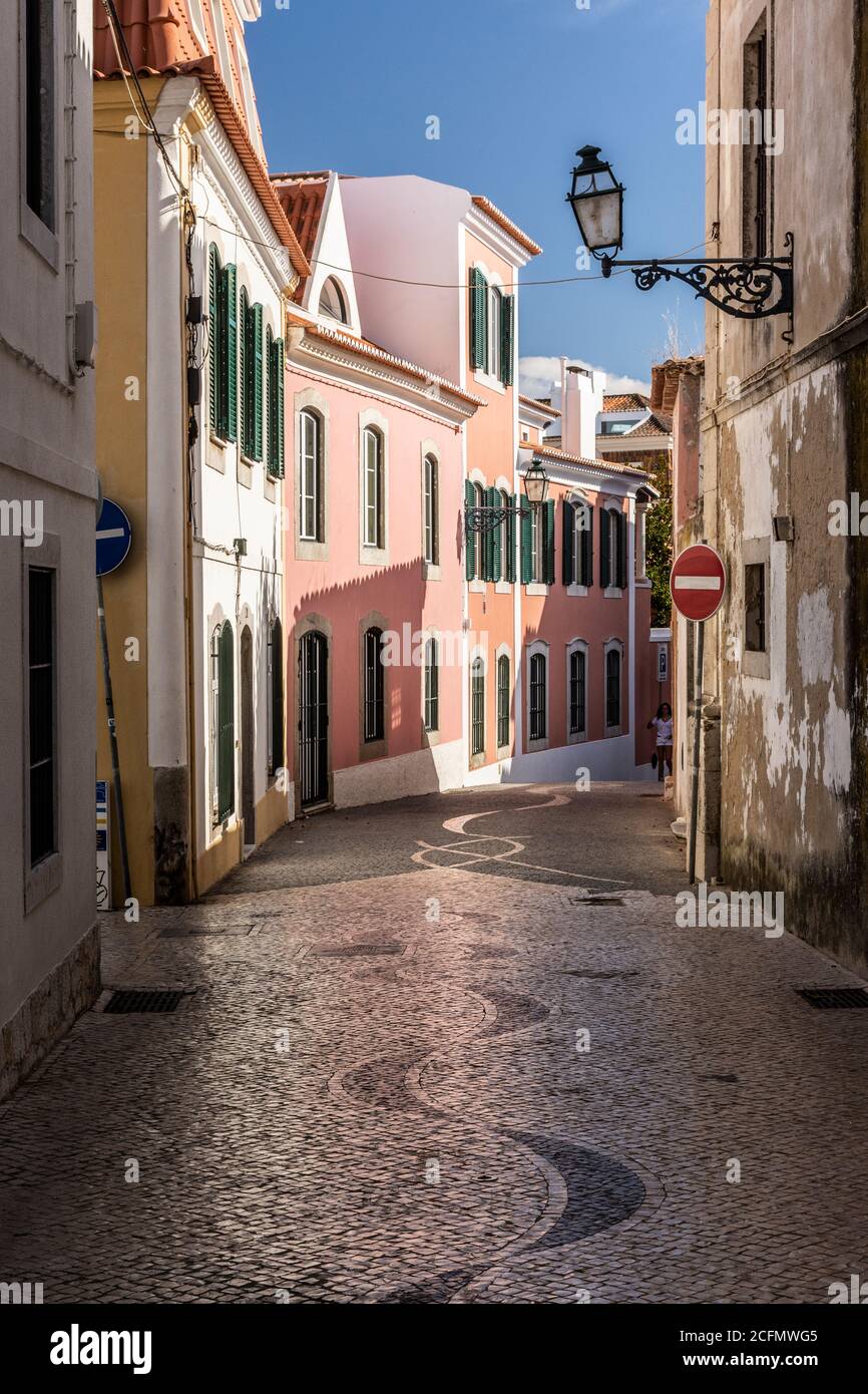 Strada turistica nella storica città estiva di Cascais, vicino a Lisbona, Portogallo Foto Stock