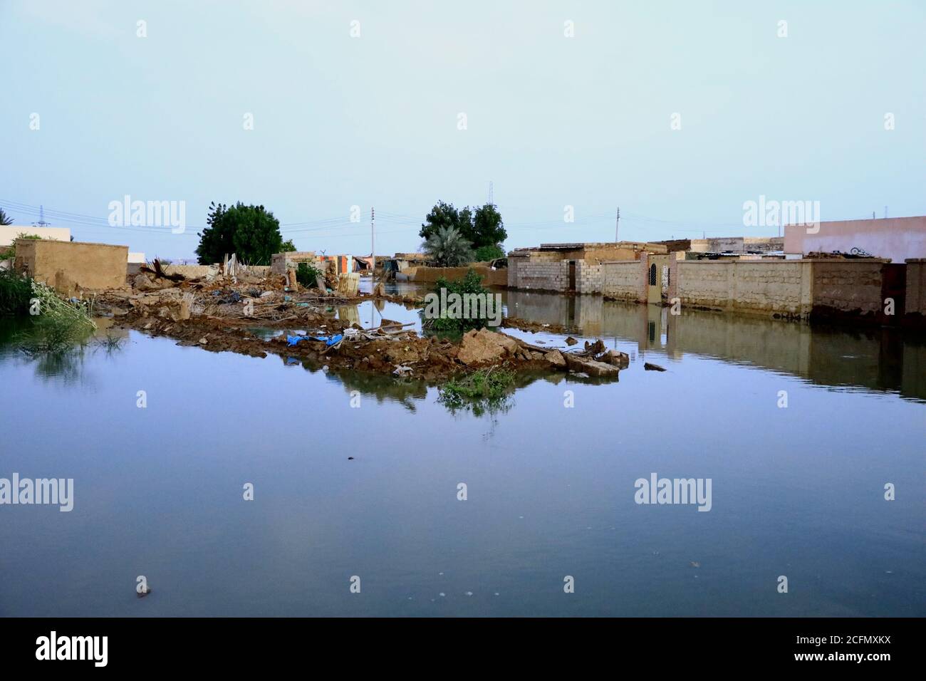 Khartoum. 6 Settembre 2020. Foto scattata il 6 settembre 2020 mostra le case colpite dall'alluvione del fiume Nilo a Khartoum, Sudan. Il Consiglio di sicurezza e difesa del Sudan ha deciso di dichiarare uno stato di emergenza di tre mesi a livello nazionale per le inondazioni, il Consiglio sovrano del Sudan ha annunciato in una dichiarazione di sabato. In base alle statistiche ufficiali, le acque alluvionali del fiume Nilo quest'anno sono superiori a quelle del 1946 e del 1988. Credit: Mohamed Khidir/Xinhua/Alamy Live News Foto Stock