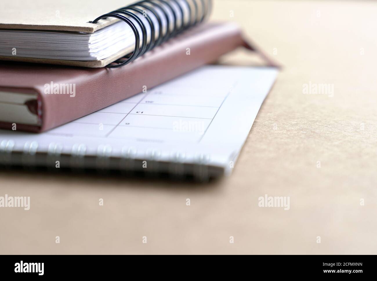 Notebook e calendario sul tavolo. Messa a fuoco selettiva. Spazio di copia. Foto Stock