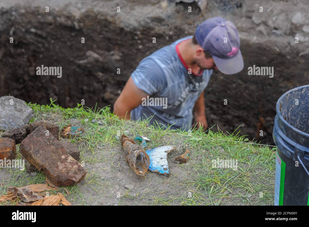 HAZLETON, PA - 30 GIUGNO: Justin Uehlein lavora nel sito di uno scavo archeologico 30 giugno 2014 a Hazleton, Pennsylvania. Il team sta guardando attraverso Foto Stock