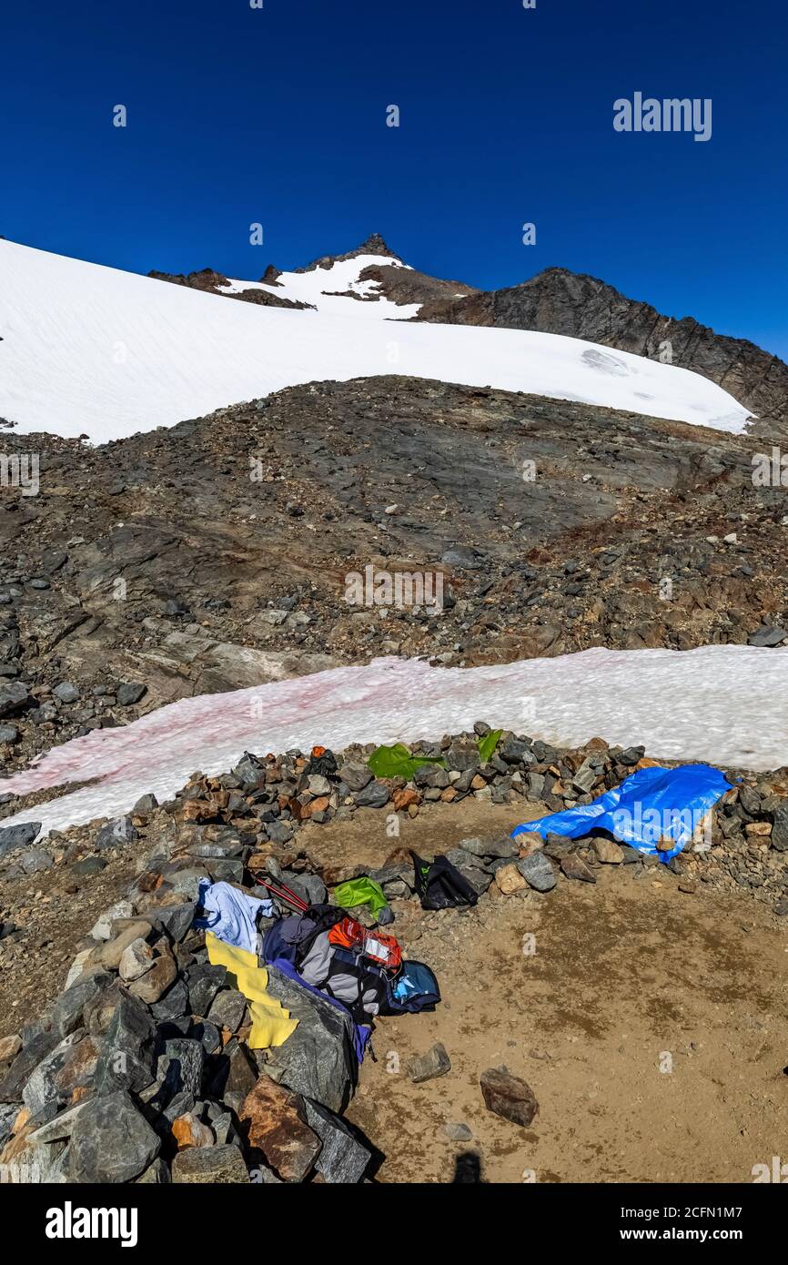 Campeggi per arrampicatori, in parte protetti da muri in pietra, al Sahale Glacier Camp su Sahale Arm, North Cascades National Park, Washington state, USA Foto Stock