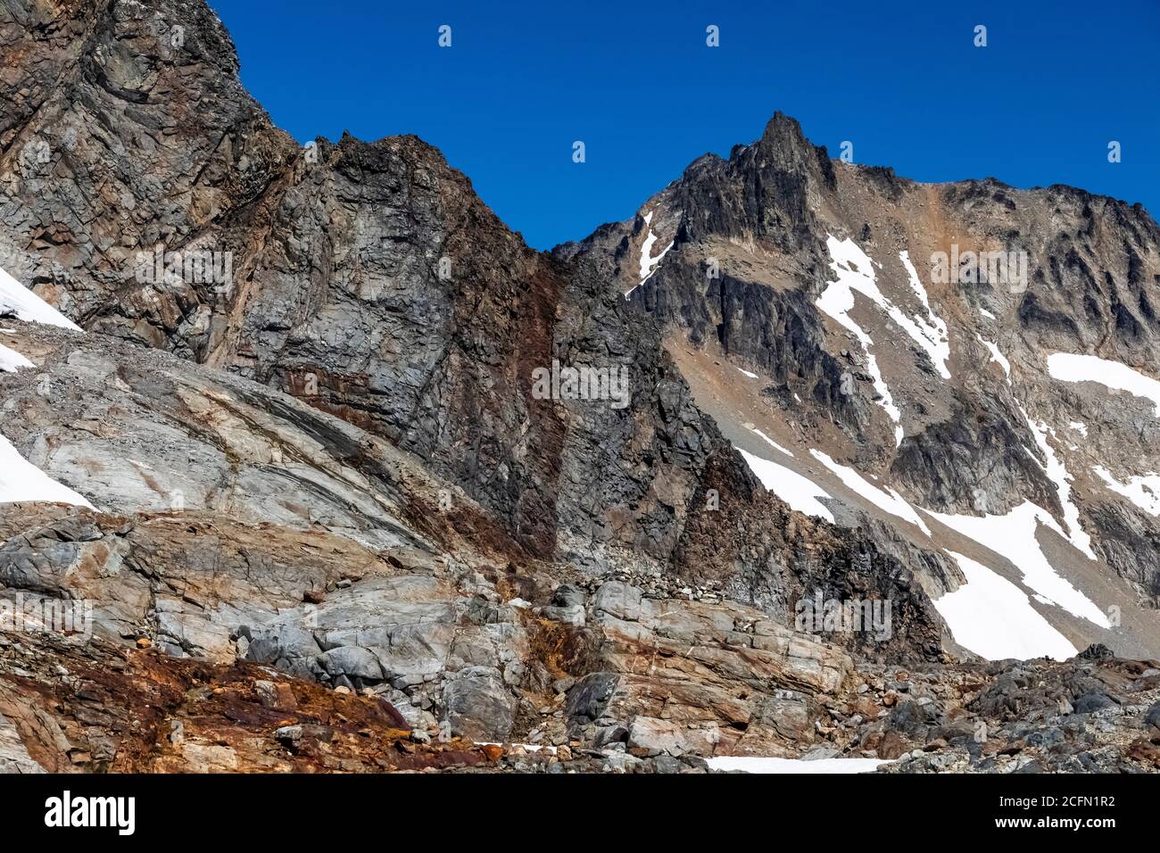 Terreno roccioso con rocce contenenti ferro intemperie al Sahale Glacier Camp sotto Sahale Mountain, North Cascades National Park, Washington state, USA Foto Stock