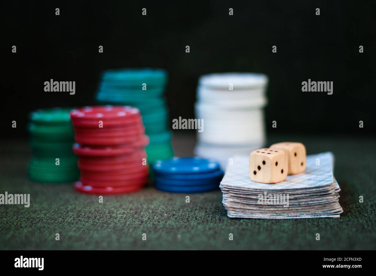 Casino poker chip stack con carte da gioco, dadi su sfondo feltro verde Foto Stock