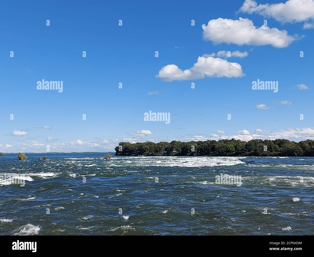 Lachine Rapids vista da the Rapids Park a Montreal, Quebec, Canada su le soleggiate giornate estive Foto Stock