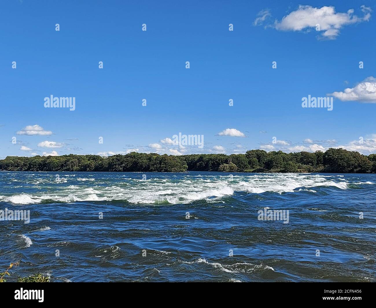 Lachine Rapids vista da the Rapids Park a Montreal, Quebec, Canada su le soleggiate giornate estive Foto Stock