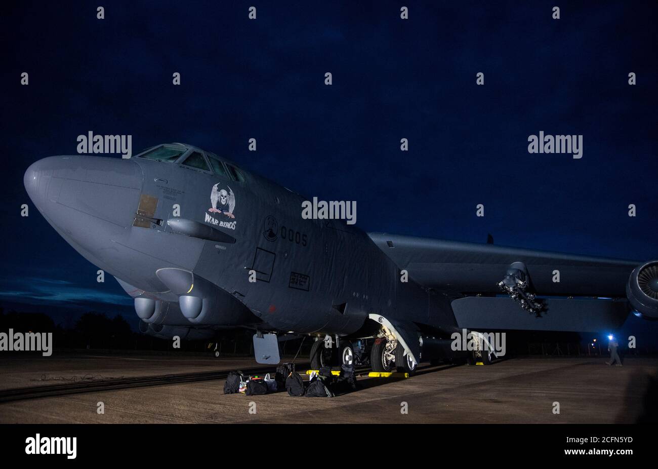 Uno stratosfortress B-52H degli Stati Uniti assegnato alla quinta ala della Bomb, la base dell'aeronautica di Minot, il Dakota del Nord, sta preparando per un controllo di preflight prima di una missione di Bomber Task Force Europe, 4 settembre 2020. Le operazioni e gli impegni con i nostri alleati e partner dimostrano e rafforzano il nostro impegno comune per la sicurezza e la stabilità globali. (STATI UNITI Air Force foto di Senior Airman Xavier Navarro) Foto Stock