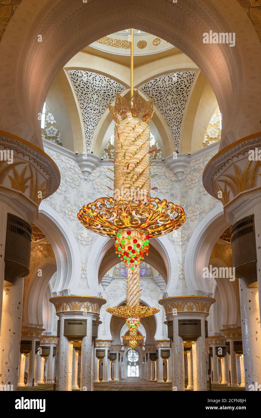 All'interno della Moschea Sheikh Zayed e' piu' grande nella Lampadario mondiale ad Abu Dhabi Foto Stock