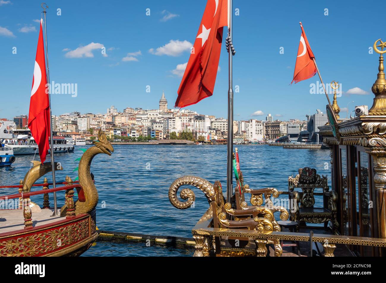 Le tradizionali barche per il pane di pesce con bandiere turche nel distretto di Eminonu A Istanbul Foto Stock
