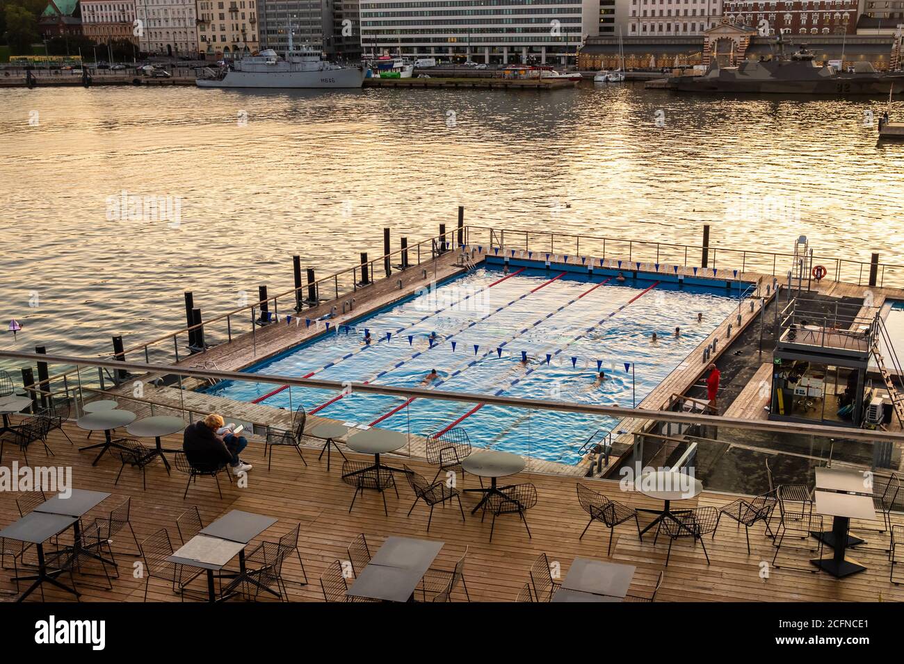 Piscina pubblica nella città di Helsinki al tramonto, Finlandia Foto Stock