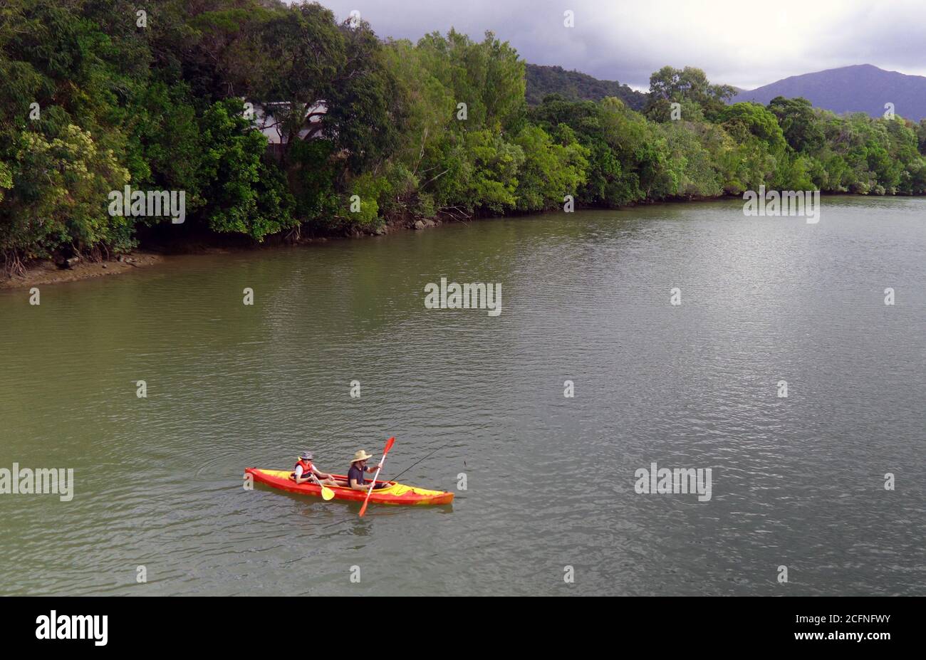 Padre e figlio pesca in kayak nel Barron River, Cairns, Queensland, Australia. No MR o PR Foto Stock