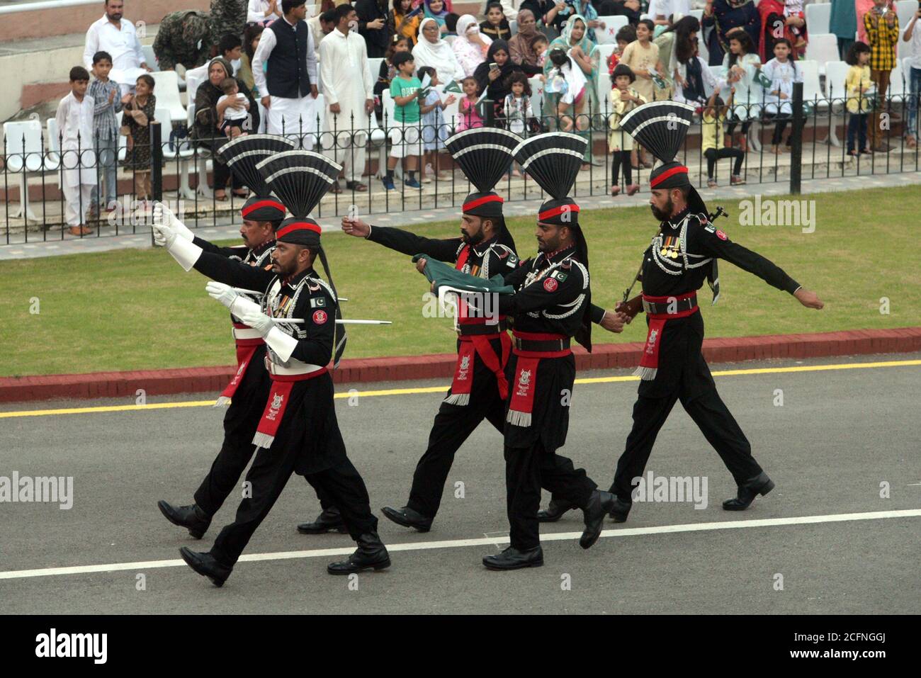 I Rangers e i soldati del Punjab in uniforme nera prendono una parte della cerimonia di bandiera-che abbassa la vigilia della difesa e del giorno dei martiri al bordo di Wagah del posto di controllo congiunto (JCP) in Lahore. Dalla partizione dell'India britannica nel 1947, il Pakistan e l'India sono rimasti in conflitto su diverse questioni. Anche se il conflitto del Kashmir era la questione predominante che divide le nazioni, esistevano anche altre dispute di frontiera, in particolare per il Rann di Kutch, una regione sterile nello stato indiano del Gujarat. La questione è sorta per la prima volta nel 1956 e si è conclusa con la riconquista dell'India del controllo sull'area oggetto della controversia. (Foto di Rana Sajid Foto Stock