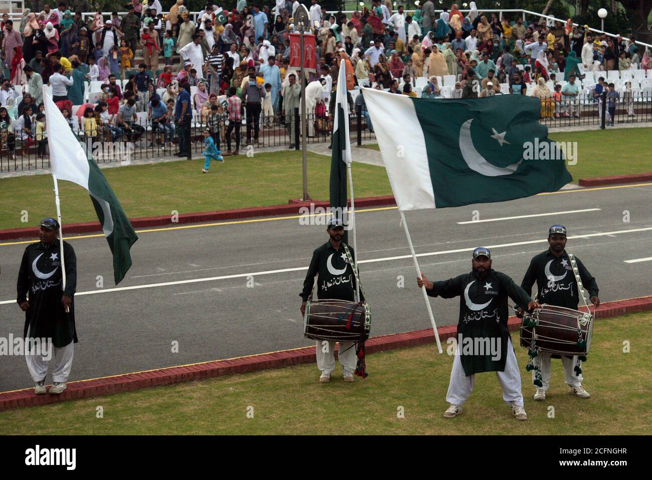 I Rangers e i soldati del Punjab in uniforme nera prendono una parte della cerimonia di bandiera-che abbassa la vigilia della difesa e del giorno dei martiri al bordo di Wagah del posto di controllo congiunto (JCP) in Lahore. Dalla partizione dell'India britannica nel 1947, il Pakistan e l'India sono rimasti in conflitto su diverse questioni. Anche se il conflitto del Kashmir era la questione predominante che divide le nazioni, esistevano anche altre dispute di frontiera, in particolare per il Rann di Kutch, una regione sterile nello stato indiano del Gujarat. La questione è sorta per la prima volta nel 1956 e si è conclusa con la riconquista dell'India del controllo sull'area oggetto della controversia. (Foto di Rana Sajid Foto Stock