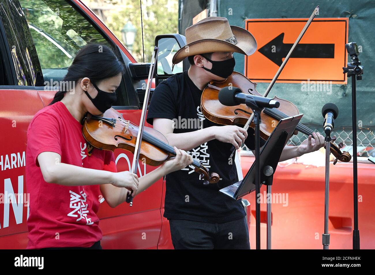 Il violinista Filarmonico di New York Quan GE e l'assistente principale viola Cong Wu si esibiscono fuori dall'ingresso dei Giardini Botanici di Brooklyn come parte dei concerti pop-up dei carri a bandwagon di NY Phil nel quartiere Brooklyn di New York, NY, 6 settembre 2020. Con i locali di musica ancora chiusi a causa delle restrizioni pandemiche della COVID-19, la New York Philharmonic ha creato uno spettacolo "pull-up" in tutti i cinque quartieri di New York City, ma non fornisce alcun preavviso per ridurre al minimo le dimensioni della folla e il rischio di diffondere il coronavirus. (Anthony Behar/Sipa USA) Foto Stock