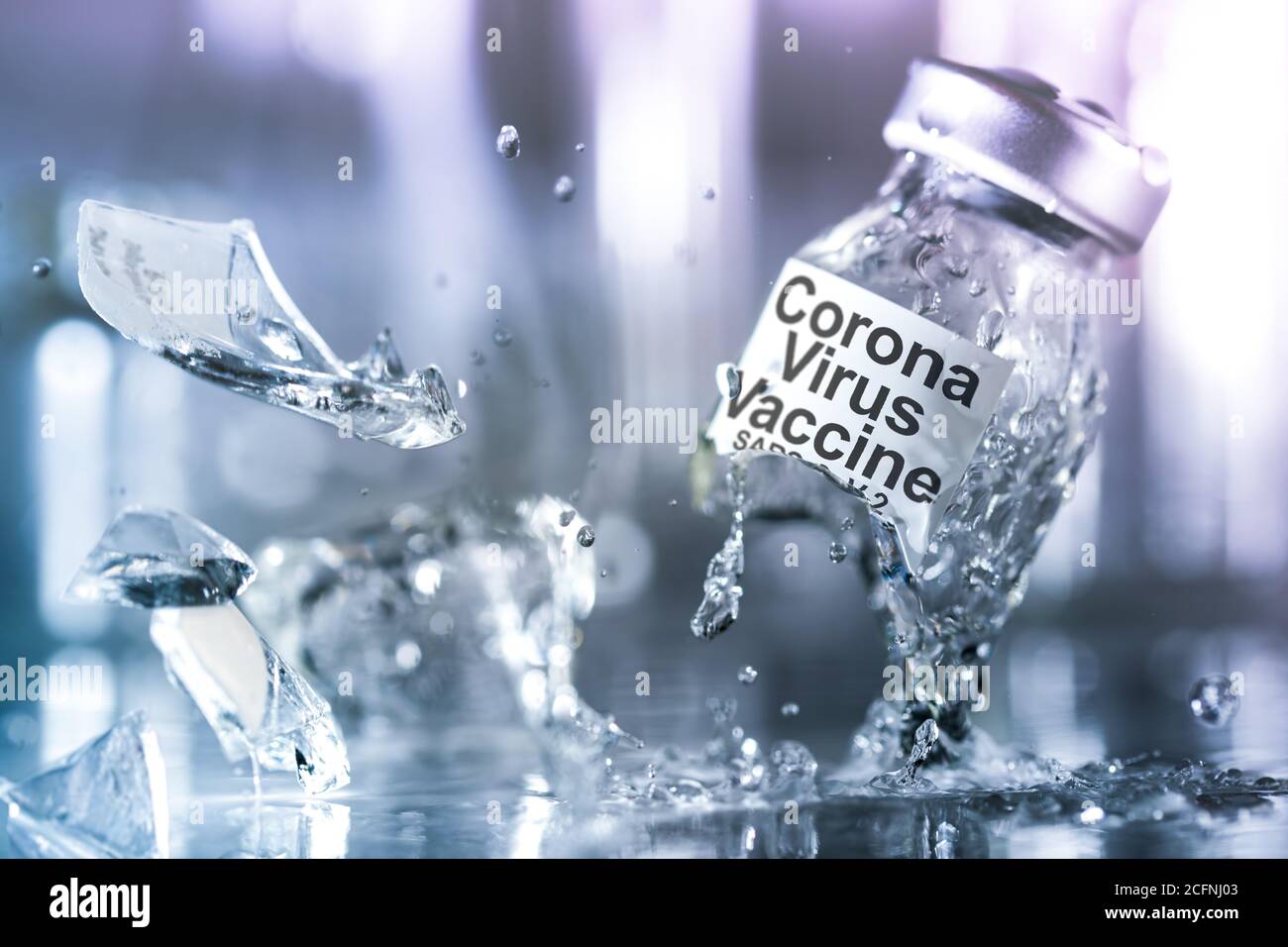 Flaconcino di vaccino del coronavirus che si rompe in pezzi con un liquido spruzzante. Incapacità di creare un vaccino, trovare una cura per il virus corona, o i pericoli di Foto Stock