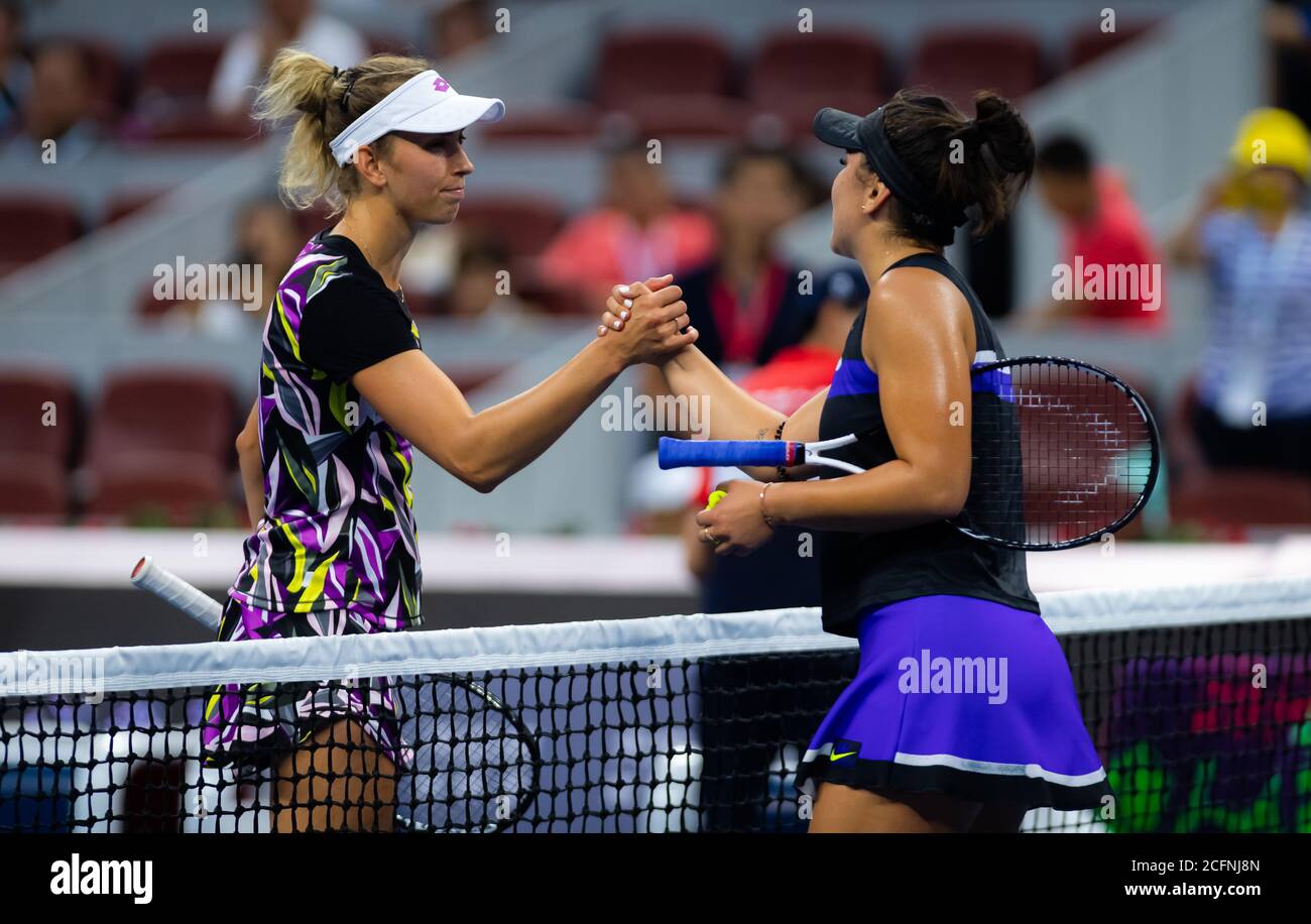 Elise Mertens del Belgio e Bianca Andreescu del Canada AT La rete dopo il loro terzo turno alla Cina 2019 Apri il torneo di tennis obbligatorio Premier Foto Stock