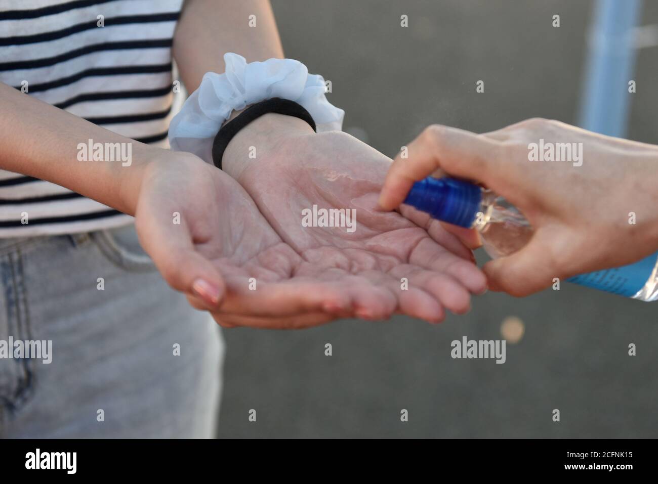Haikou, Cina. 06 settembre 2020. Uno staff sanitizza le mani di uno studente dell'Università Hainan.gli studenti sono tenuti a controllare i loro codici di salute, i registri di viaggio e le schede di identificazione degli studenti prima che entrino a scuola solo dopo che la loro temperatura corporea è normale. Credit: SOPA Images Limited/Alamy Live News Foto Stock