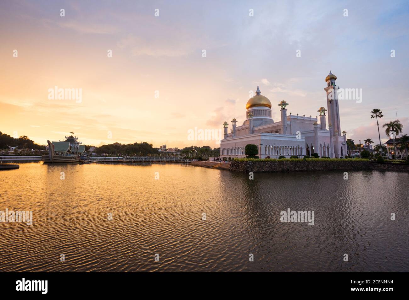Bandar seri Begawan / Brunei - 16 gennaio 2019: Bella vista panoramica del sultano Omar Ali Saifuddin Moschea durante il tramonto con l'acqua riflessione in lago Foto Stock
