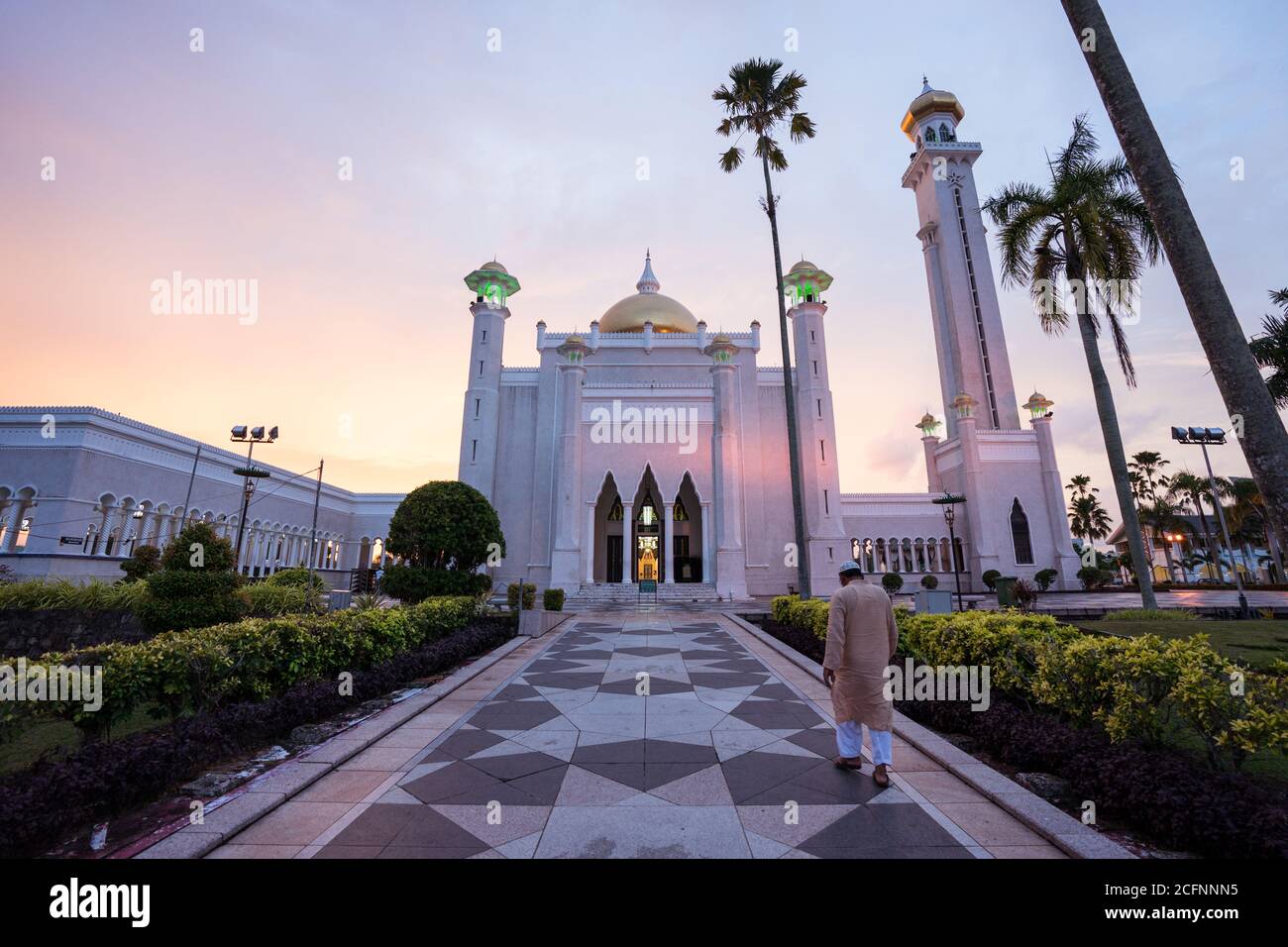 Bandar seri Begawan / Brunei - 16 gennaio 2019: Bella vista panoramica del sultano Omar Ali Saifuddin Moschea durante il tramonto Foto Stock