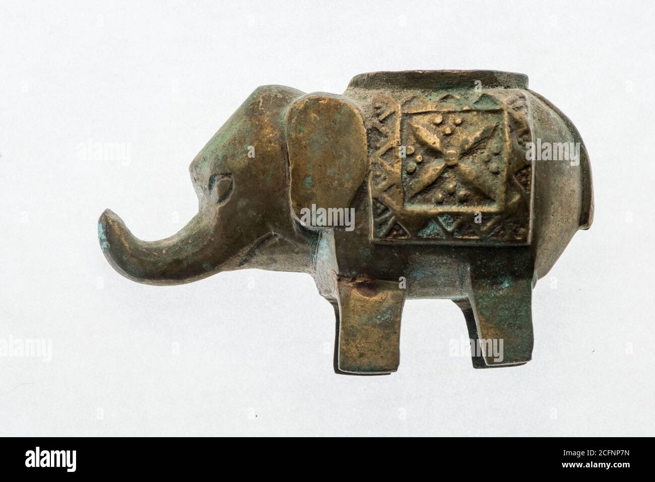 Una piccola statua di un elefante asiatico su sfondo bianco. Foto Stock