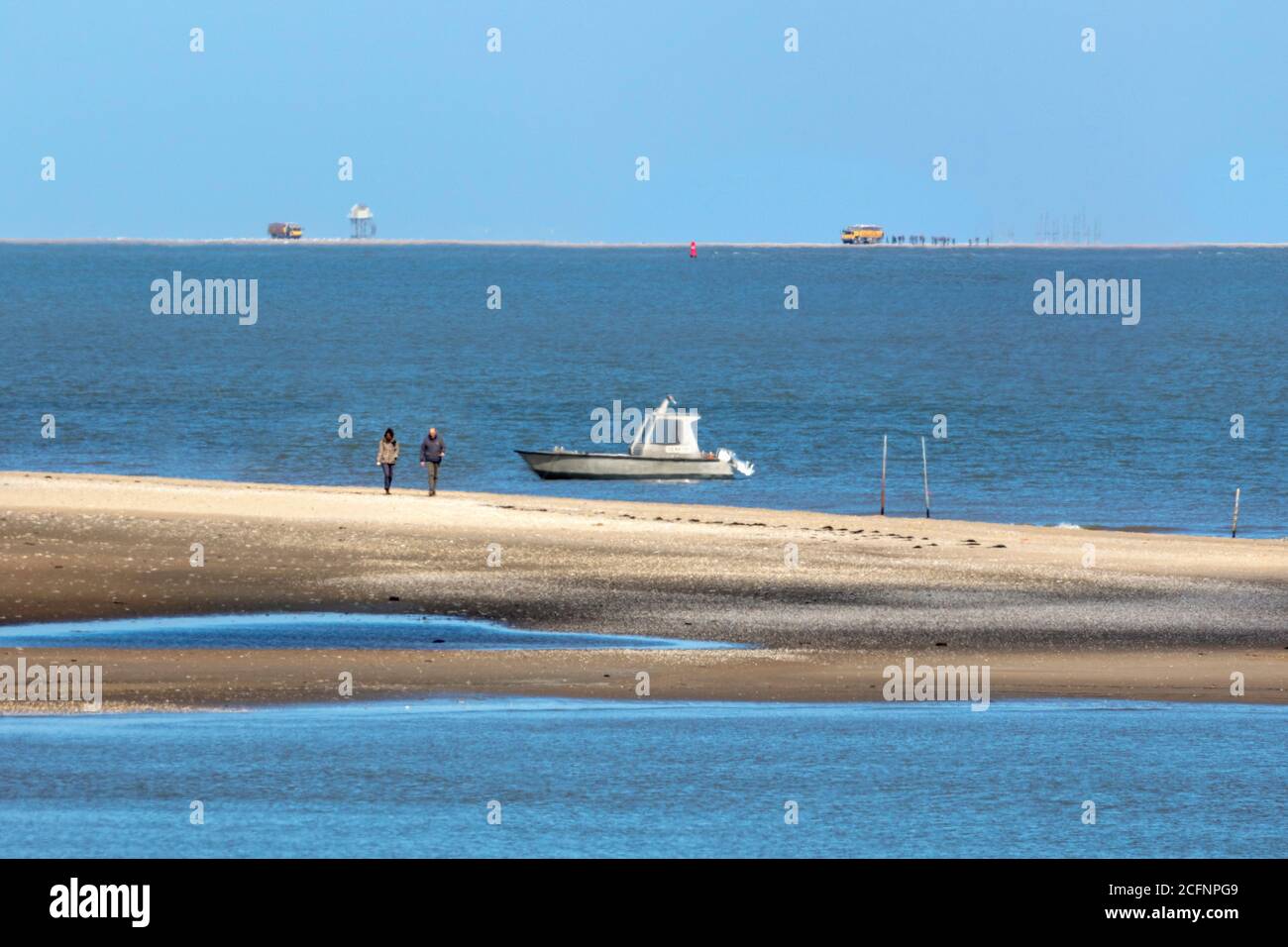 Paesi Bassi, Isola di Texel, De Cocksdorp, persone che camminano sulla spiaggia. Sfondo Isola di Vlieland. Casetta piccola per i camion people.Tourist annegati. Foto Stock