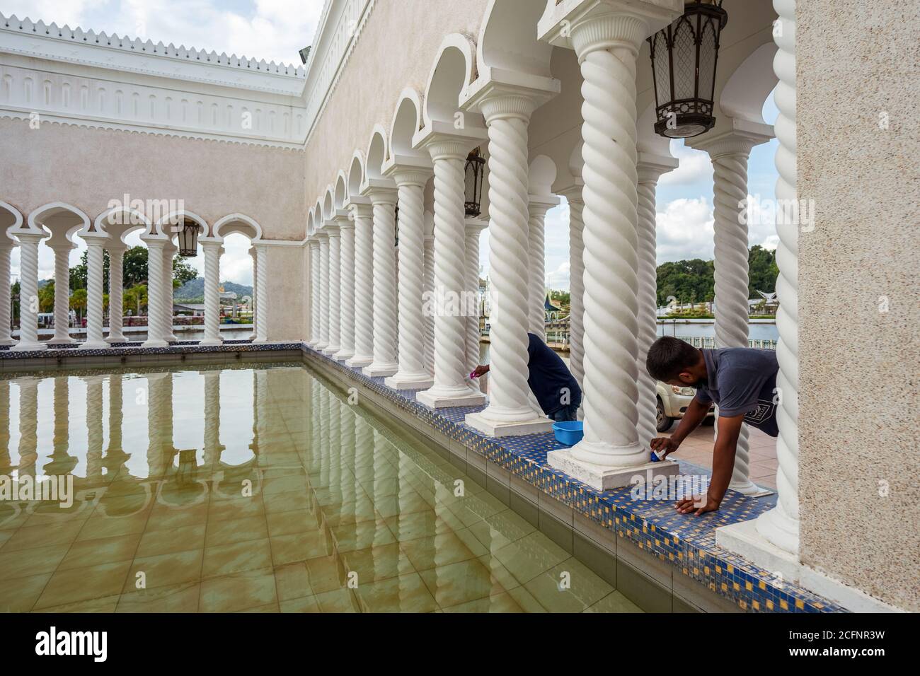 Bandar seri Begawan / Brunei - 16 gennaio 2019: Uomini che lavorano la piscina di pulizia alla Moschea del Sultano Omar Ali Saifuddin Foto Stock