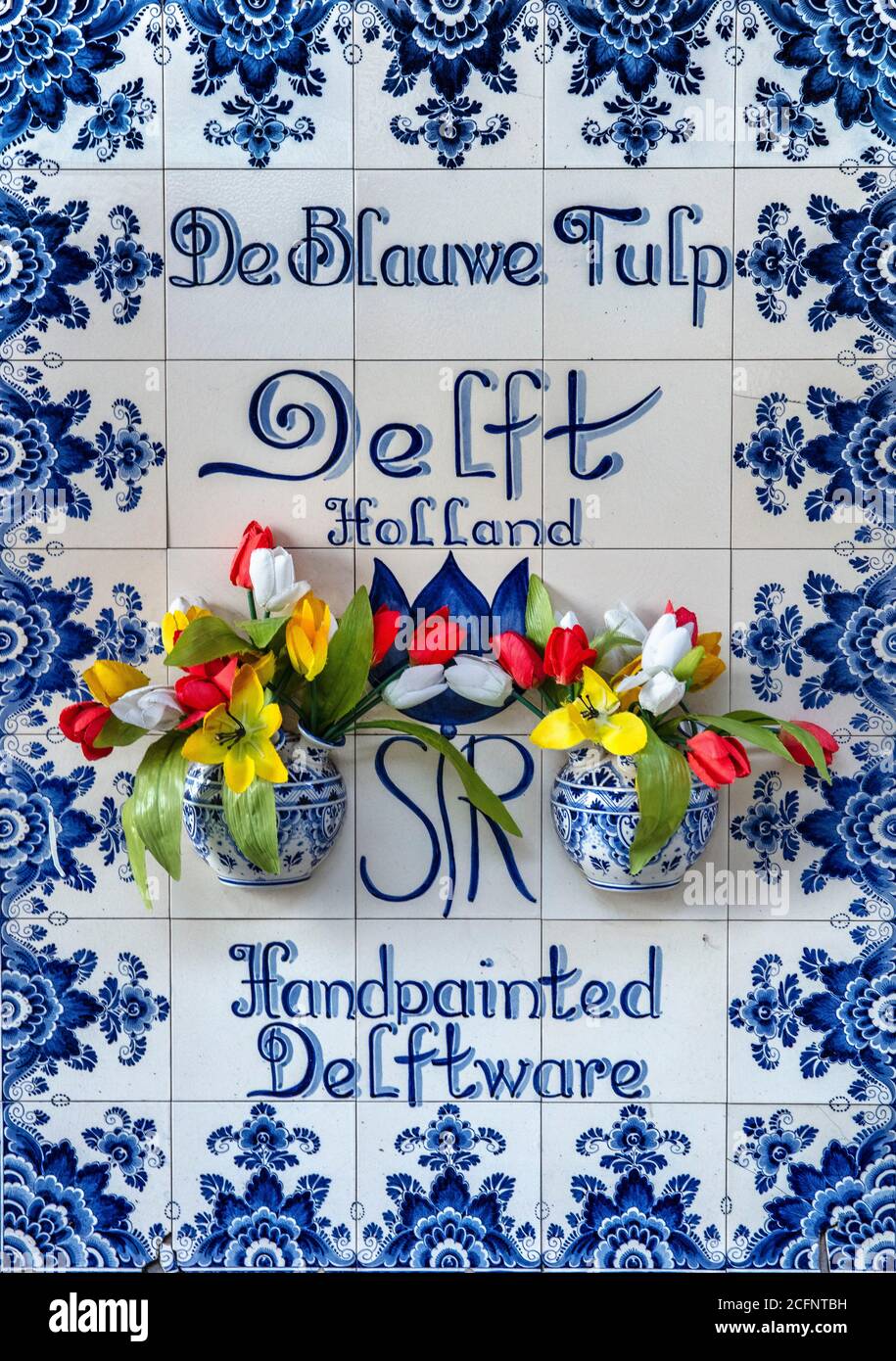 Olanda, Delft, centro storico, quartiere antico, Piazza del mercato, Markt, souvenirshop, Delftware. Foto Stock