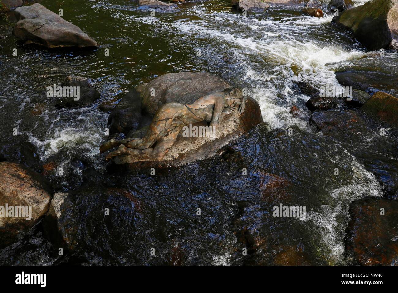 Arte della natura: Pietra nel fiume bodypainting e fotografare con il modello Daniela su una pietra nel fiume Chemnitz a Schweizerthal il 6 settembre 2020 - artista di bodypainting: Joerg Duesterwald Foto Stock