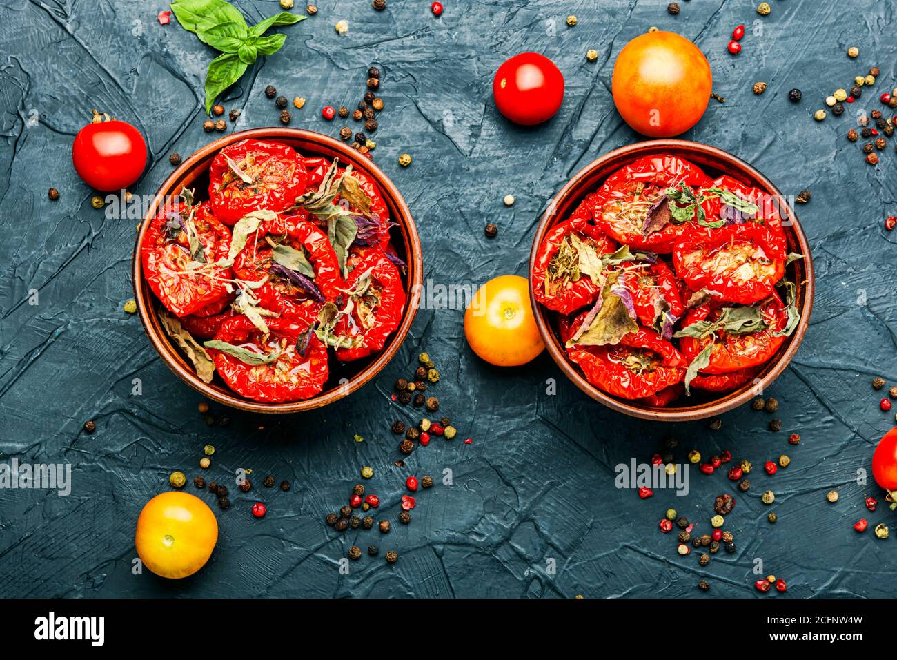 Pomodori secchi con erbe e spezie Foto Stock