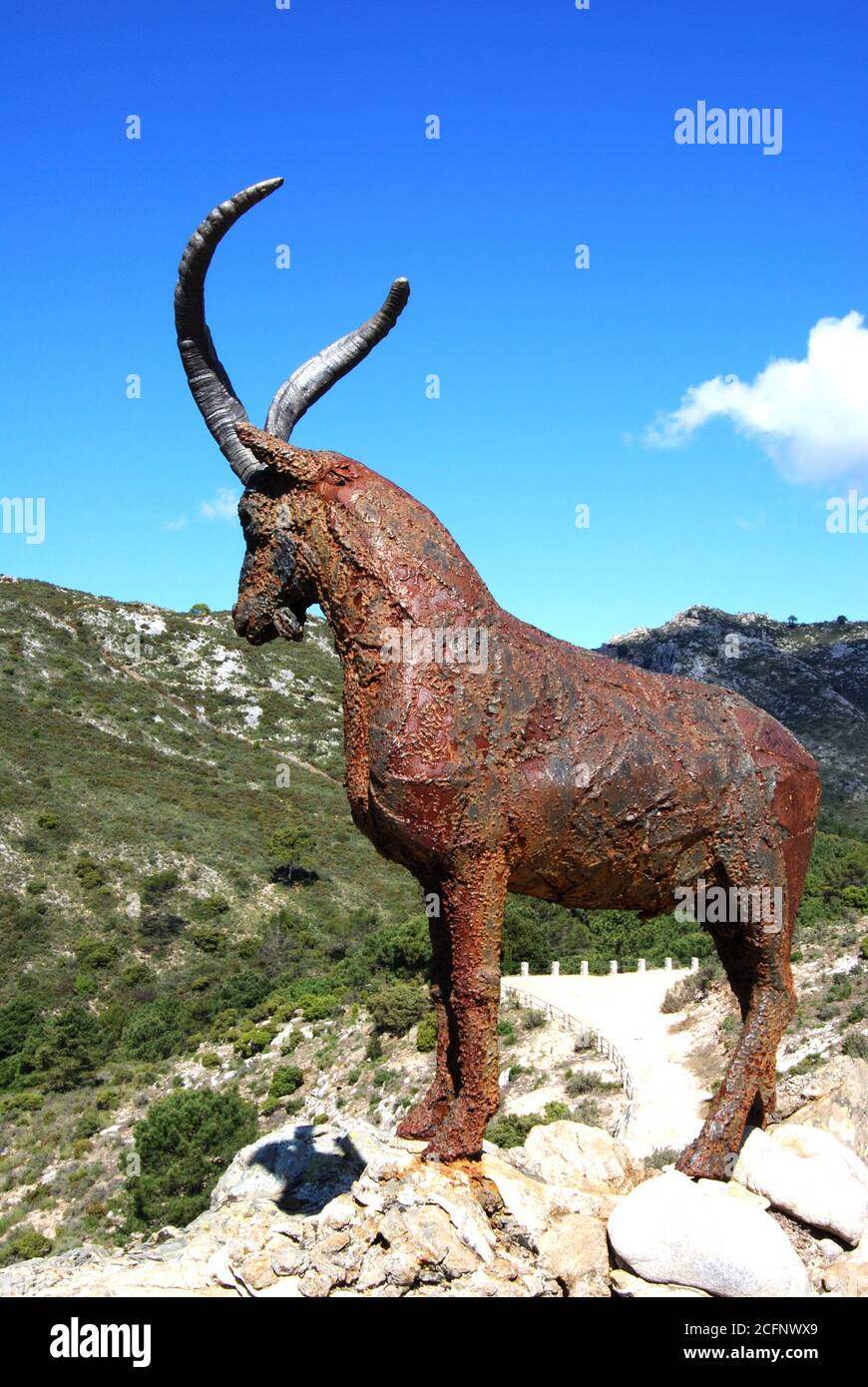 Statua di capra sulla cima di una montagna, Refugio de Juanar, vicino a Marbella, Costa del Sol, provincia di Malaga, Andalusia, l'Europa. Foto Stock