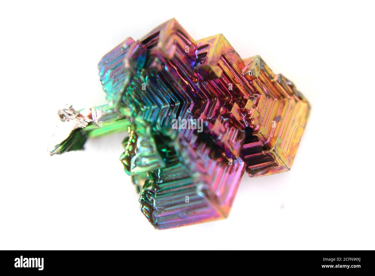 cristallo di bismuto colorato isolato su sfondo bianco Foto stock - Alamy