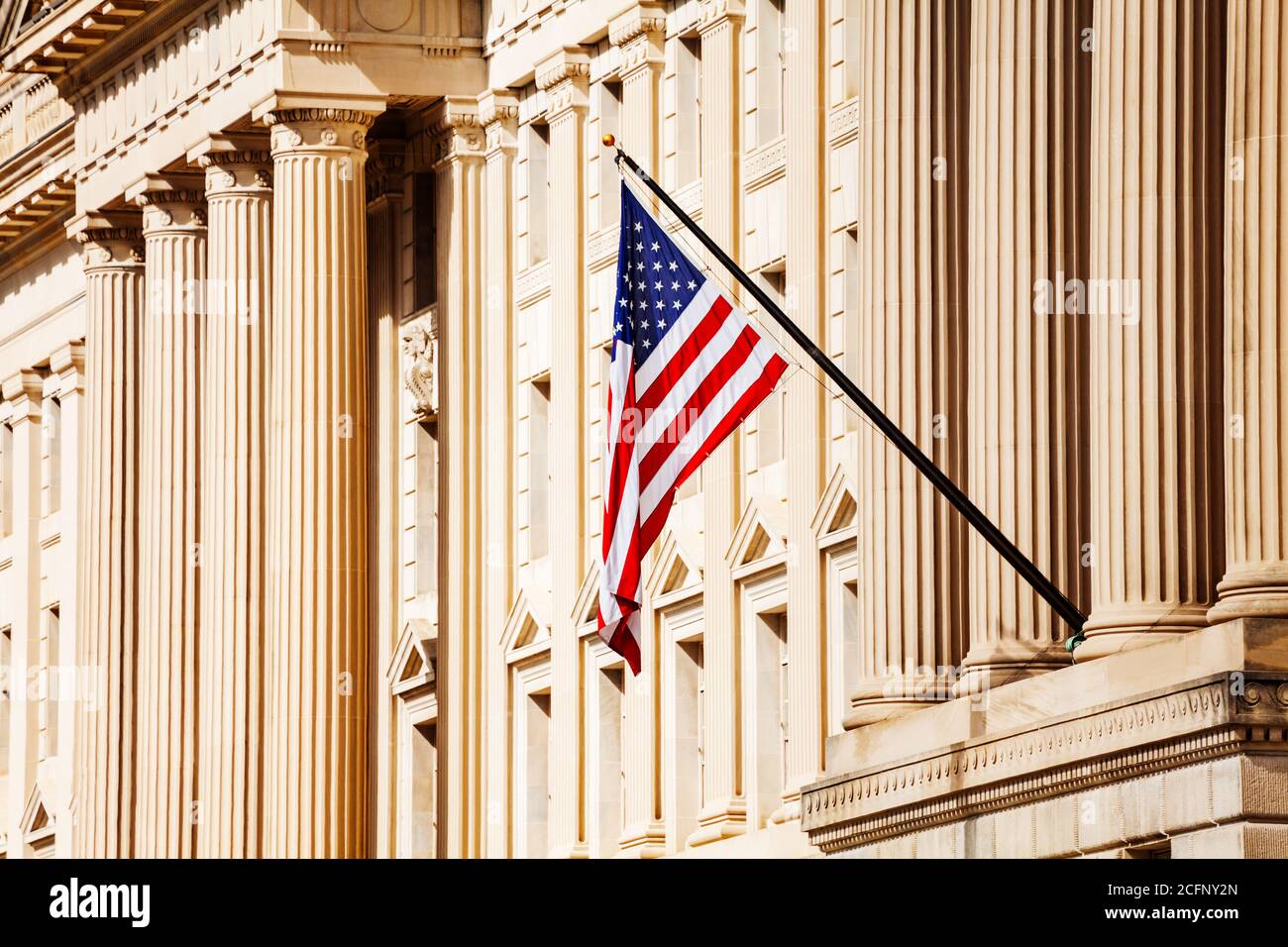 Bandiera DEGLI STATI UNITI sull'edificio del governo classico con colonne a Washington, DC Foto Stock