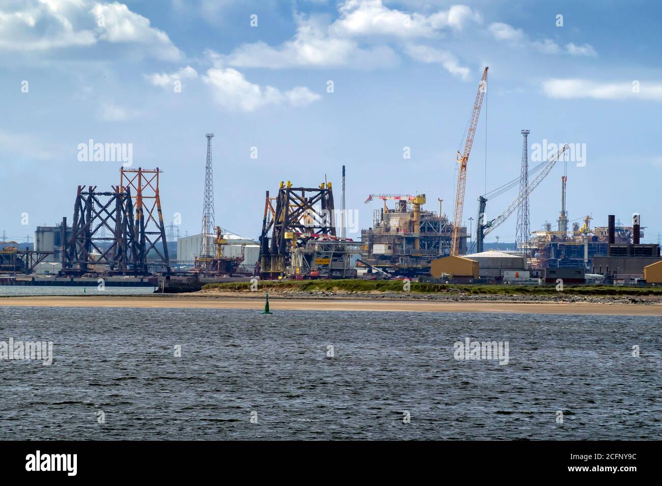 Molte strutture offshore ridondanti di petrolio e gas e i lati superiori a. TERRC Hartlepool stabilimento sul fiume Tees in attesa di demolizione e. riciclaggio Foto Stock
