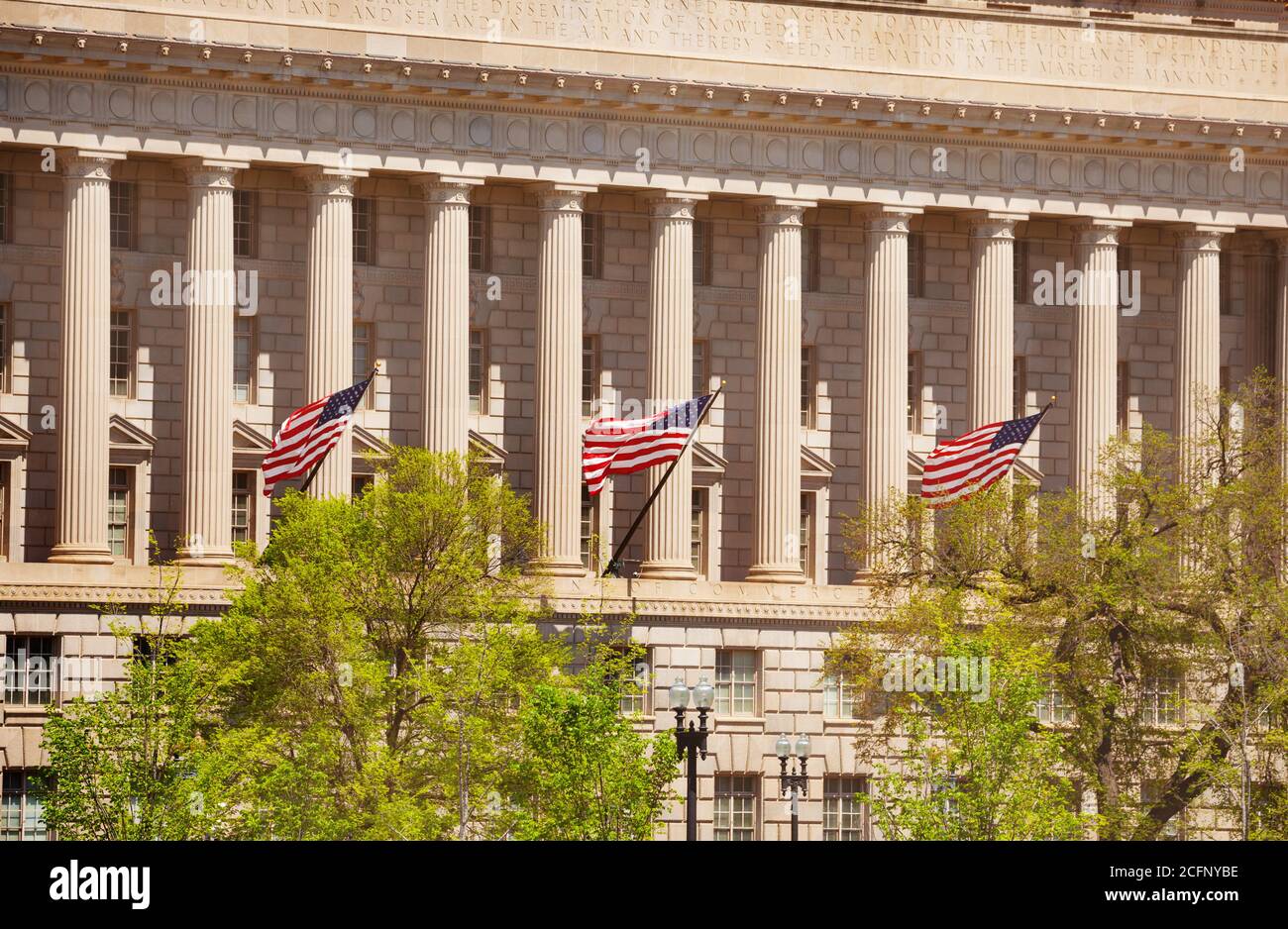 USA National Oceanic and Atmospheric Administration a Washington, DC con bandiere sull'edificio Foto Stock