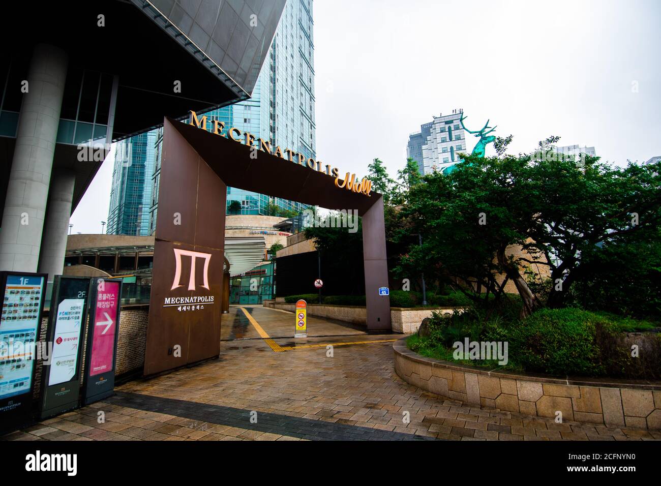 Ingresso al centro commerciale Mencentpolis vicino alla stazione di Hapjeong a Seoul, Corea del Sud. Foto Stock