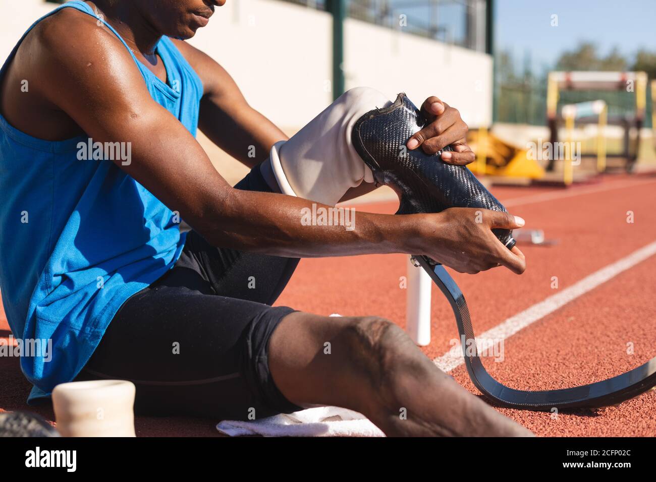 Atleta maschile che indossa una gamba protesica sulla pista da corsa Foto Stock
