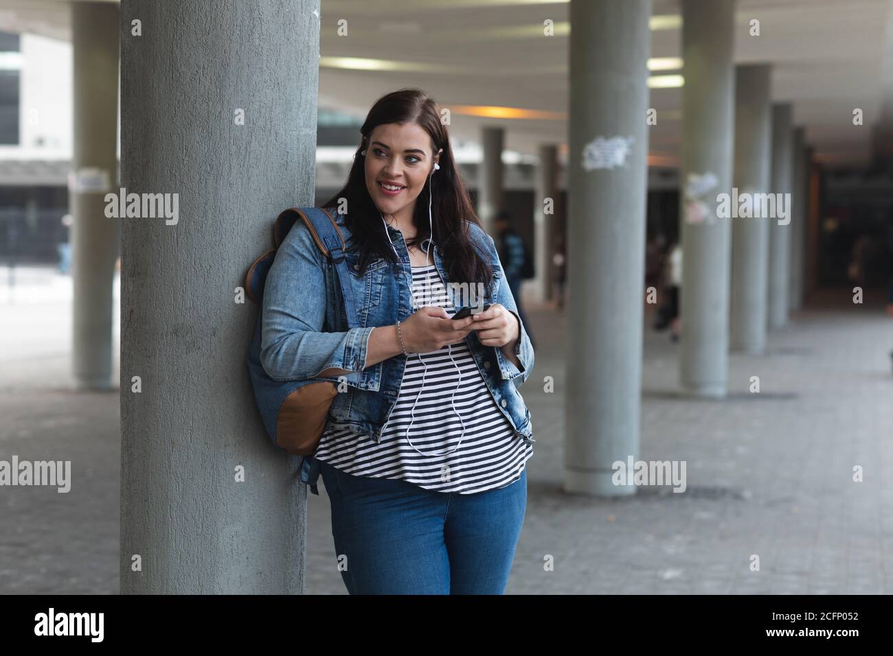 Donna caucasica curvy nelle strade della città Foto Stock