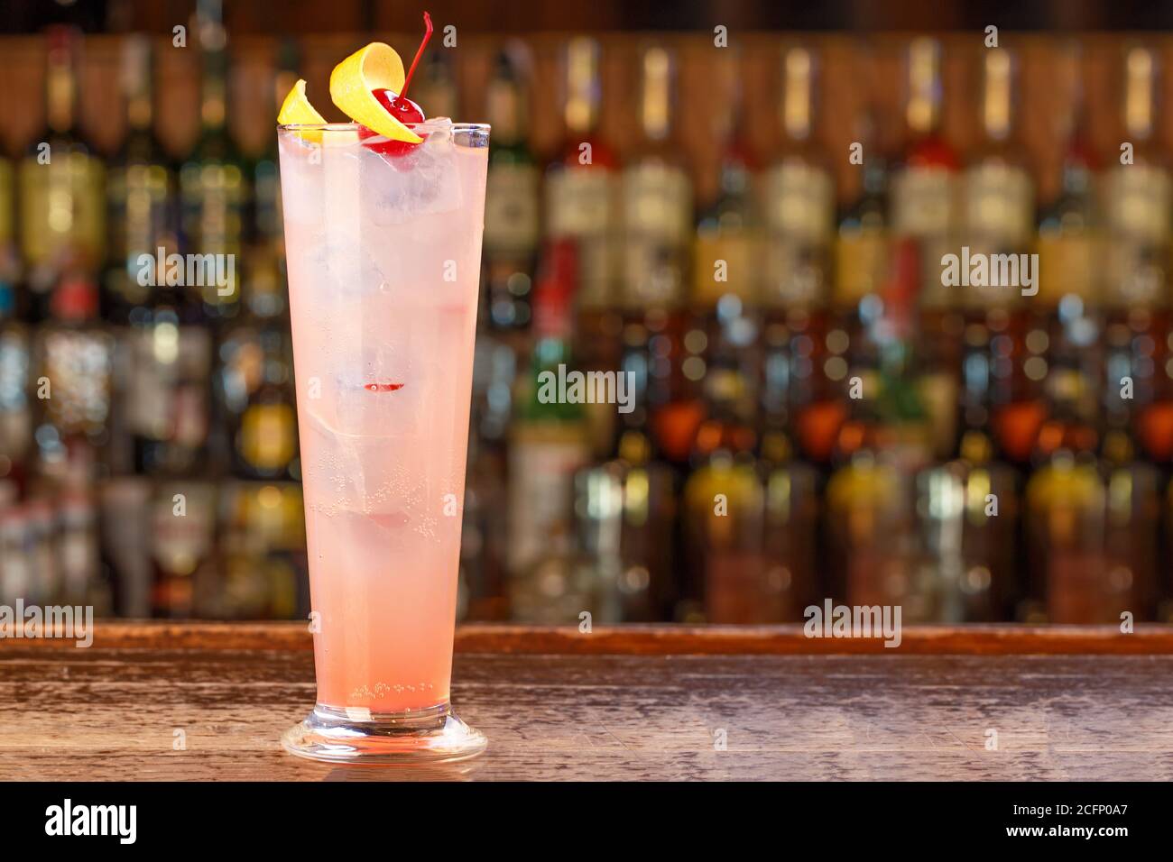 Sfondo per il menu, cocktail per la signora sullo sfondo del bar nel ristorante. Sfocatura dello sfondo. Spazio per il testo Foto Stock