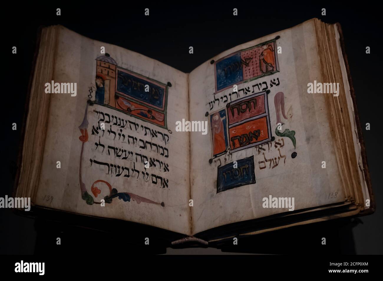 Un 13 ° secolo scritto a mano su pergamena Haggadah ebraico testo che Gli ebrei leggono in una festa rituale che segna l'inizio Della festa ebraica di Pasqua esposta in Israele Museo in Gerusalemme Ovest Israele Foto Stock