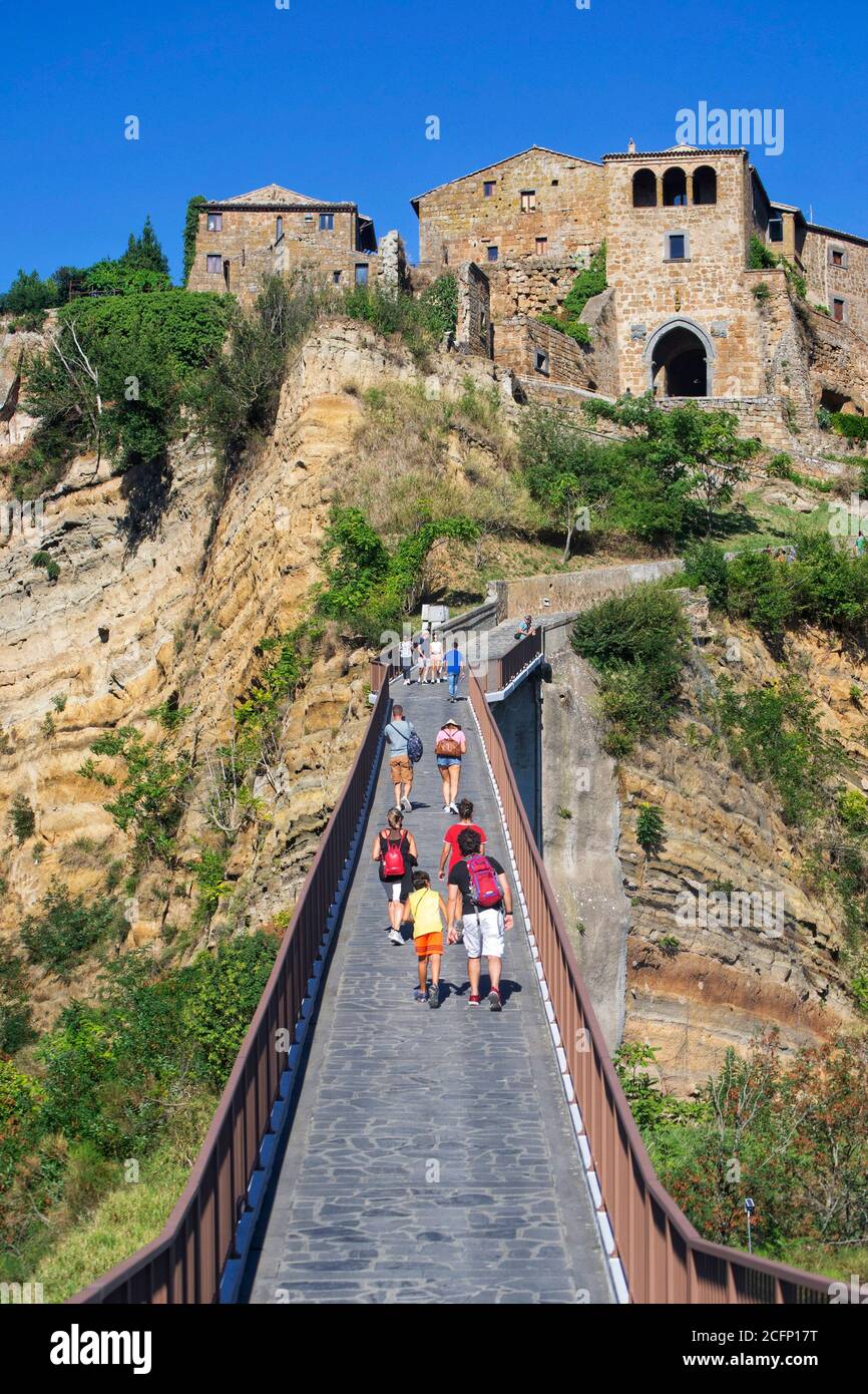 molti turisti sul ponte che collega la città la collina alla terraferma Foto Stock