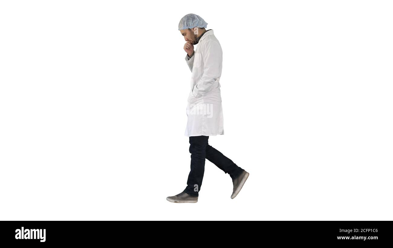 Premuroso medico maschio a camminare su sfondo bianco. Foto Stock