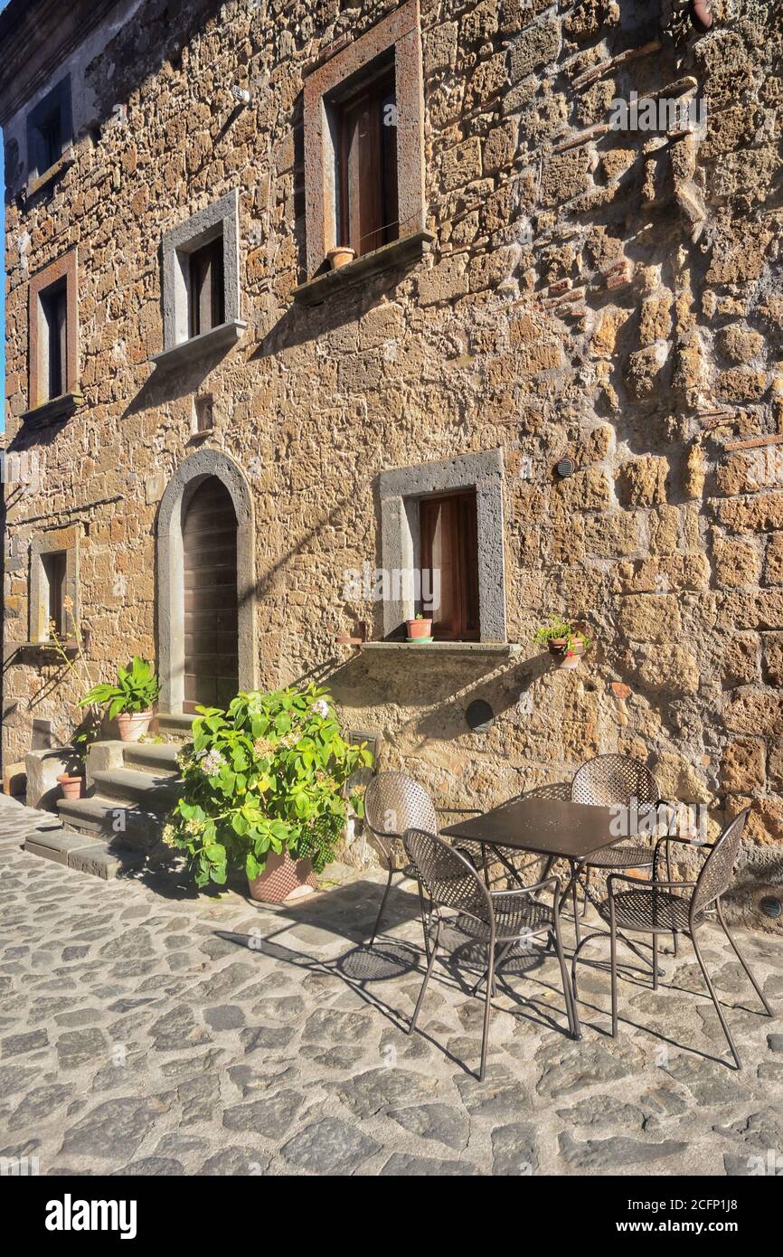 facciata di un tipico palazzo antico a civita di bagnoregio, lazio, italia Foto Stock