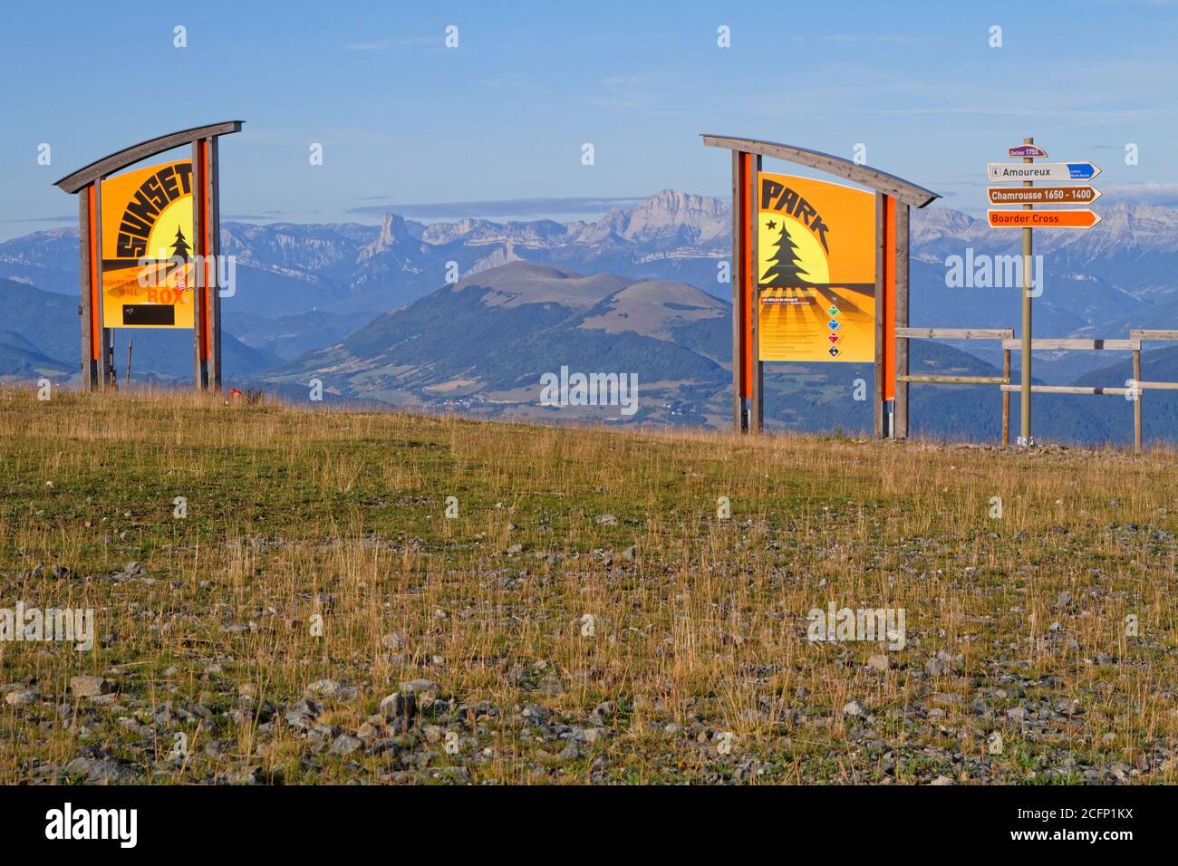 CHAMROUSSE, FRANCIA, 26 agosto 2020: Mattina estiva sul resort. Famosa stazione sciistica nei pressi di Grenoble, Chamrousse è anche una destinazione estiva. Foto Stock